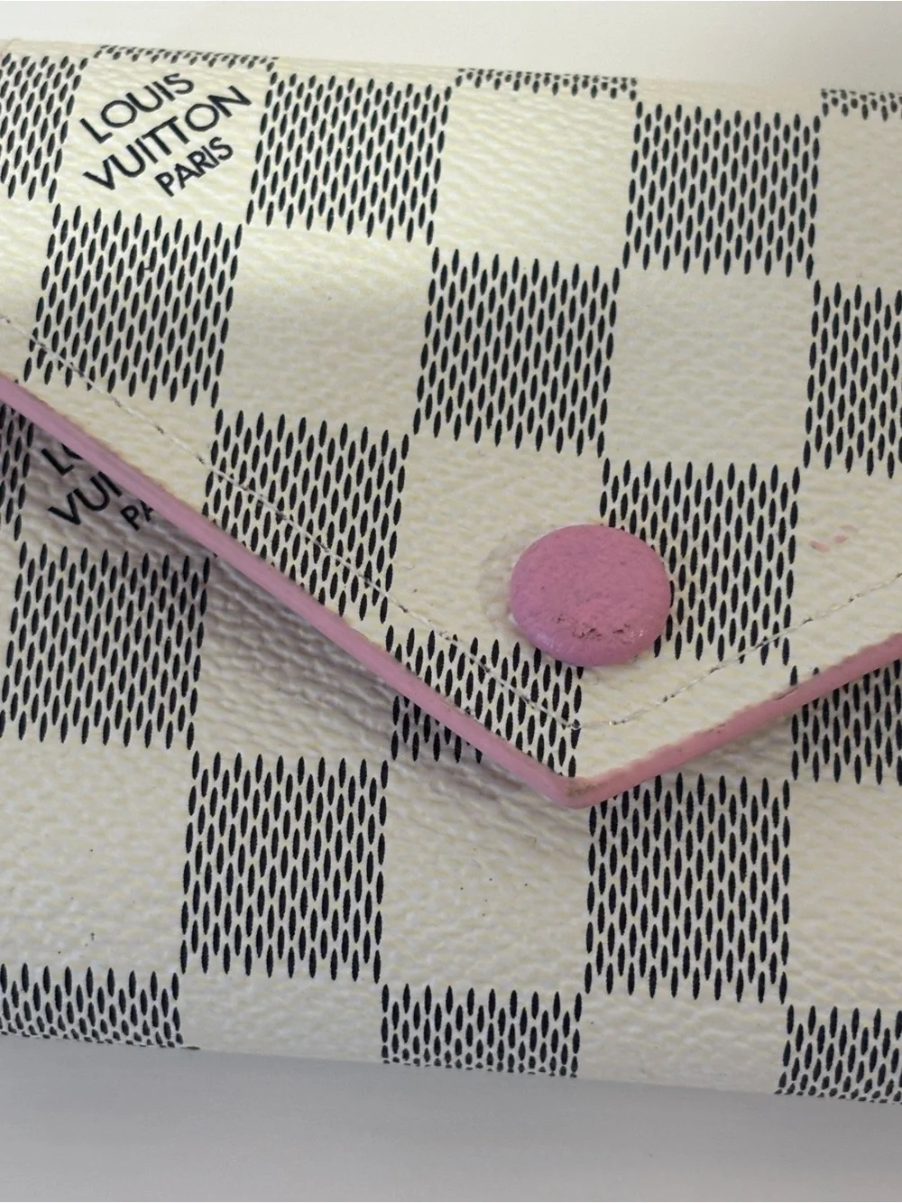 💕Designer Inspired White Check Wallet With Pink Interior 💕